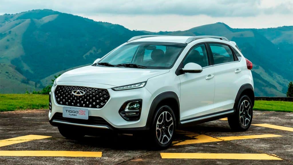 Caoa Chery Tiggo 3X estacionado meio de lado