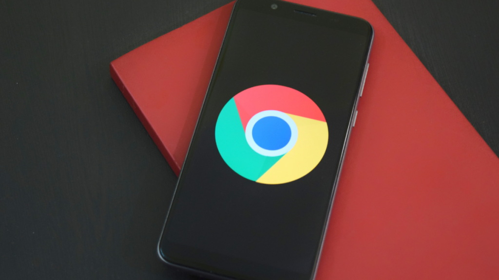 Imagem mostrando tela de celular exibindo o logo do Google Chrome