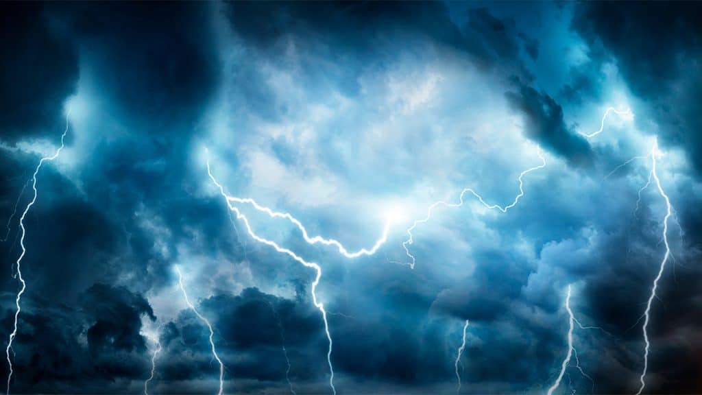 Imagem de nuvens e raios durante tempestade a noite