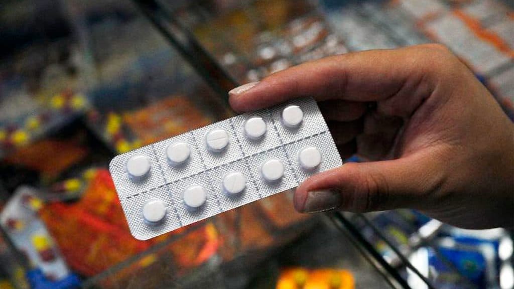 Anvisa manda recolher remédio por possível presença de cacos de vidro A Agência Nacional de Vigilância Sanitária (Anvisa) determinou nesta semana o recolhimento de um lote completo do medicamento furosemida. A decisão prevê a suspensão da comercialização, distribuição e uso do produto. Pessoa segurando cartela de remédio com outros remédios ao fundo