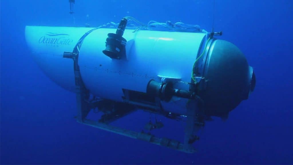 Submarino que sumiu perto do Titanic debaixo d'água