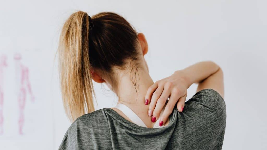Dor nas costas é um pesadelo mundial – veja dicas para se livrar dela Você que está lendo esse texto agora provavelmente já sentiu algum tipo de dor nas costas. Se não sentiu ainda, são grandes as chances de sentir um dia. Mulher loira de costas com uma mão no pescoço
