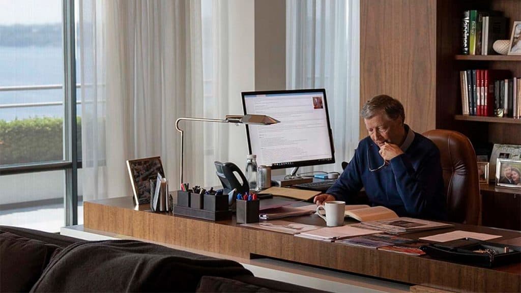 Bill Gates sentado em seu escritório