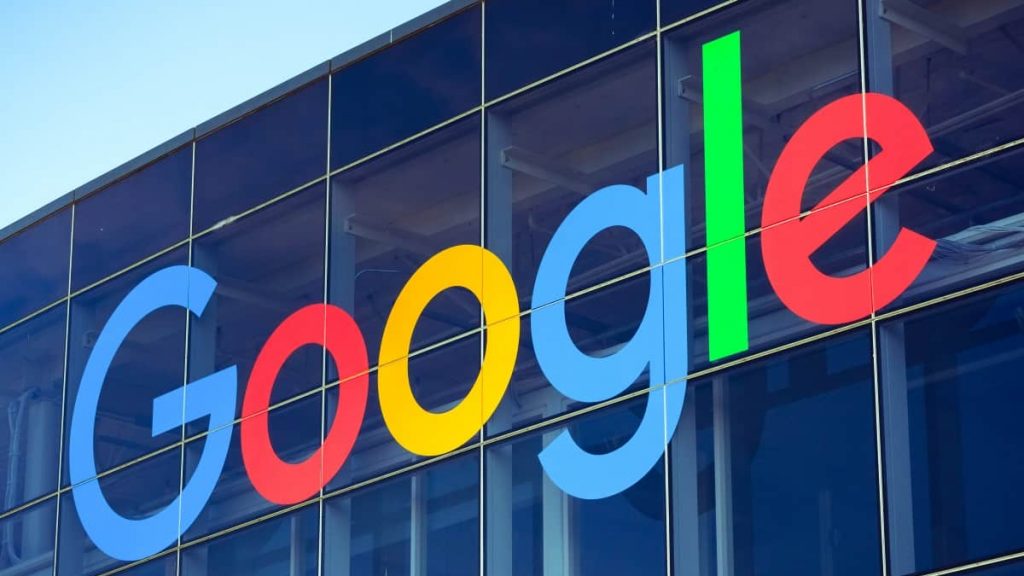 Fachada de um prédio do Google com logomarca da empresa