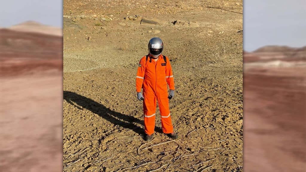 Homem com traje de astronauta no sertão do Rio Grande do Norte no projeto Habitat Marte