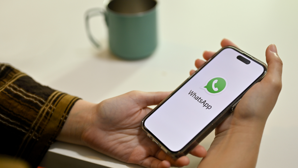 Imagem do WhatsApp sendo manuseado no Smartphone