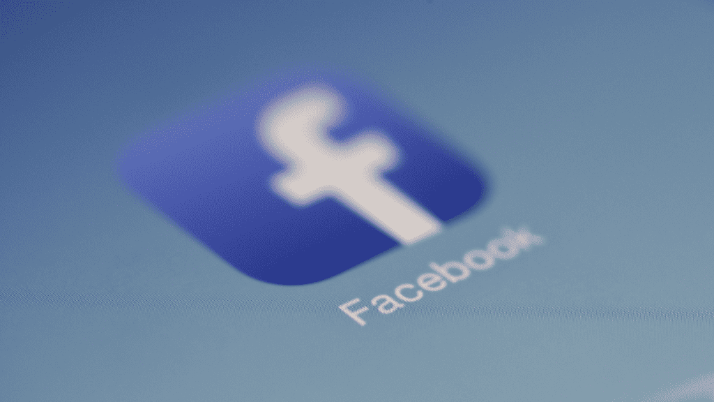 Imagem mostrando com desfoque o logo do Facebook