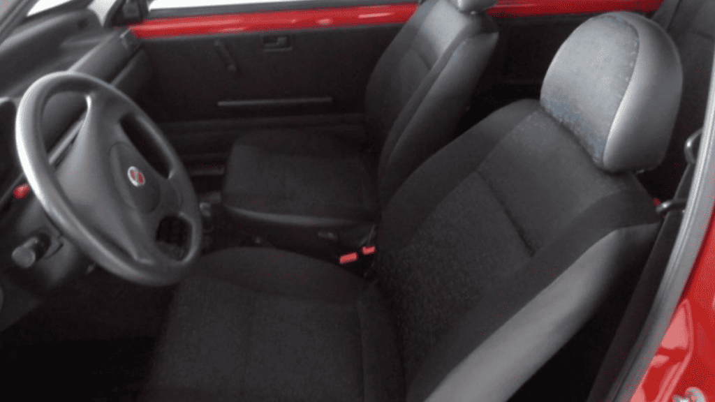 Imagem mostrando o Fiat Uno Mille por dentro