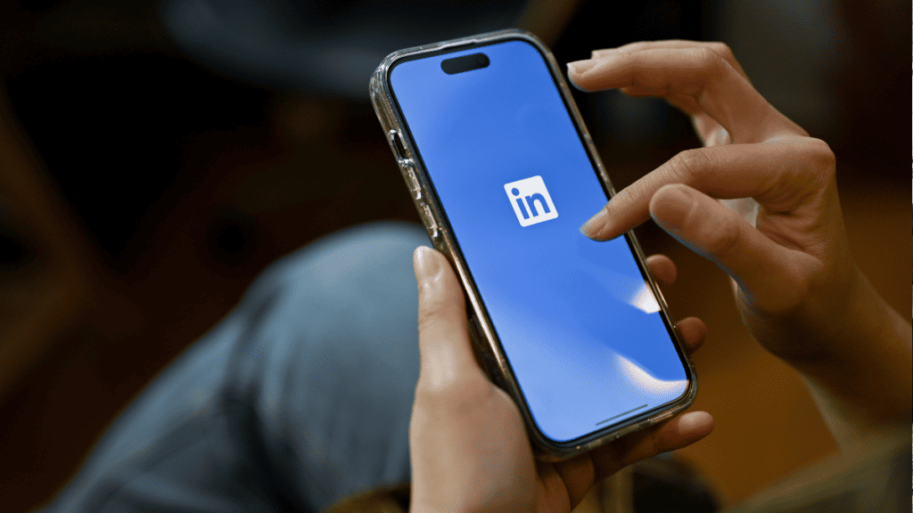 Imagem mostrando usuário mexendo no app do Linkedin