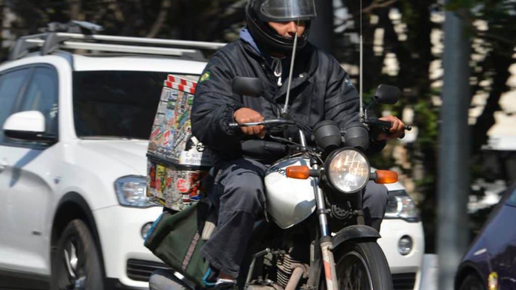 Motociclista dirigindo no trânsito