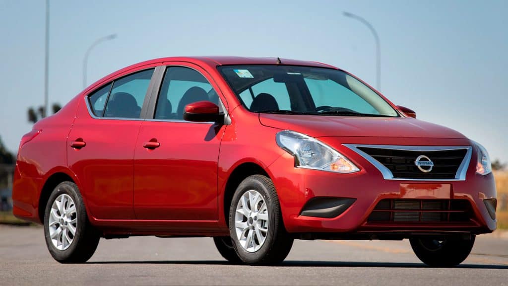 Nissan Versa meio de lado