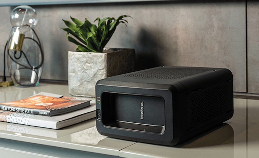 Roteador Wi‑Fi: 6 erros que encurtam a vida útil dele (e como evitar) Se o Wi‑Fi vive caindo, o sinal oscila ou o roteador esquenta demais, a dor de cabeça e o gasto com troca de equipamento chegam rápido. Nobreak. Foto: Intelbras/Reprodução