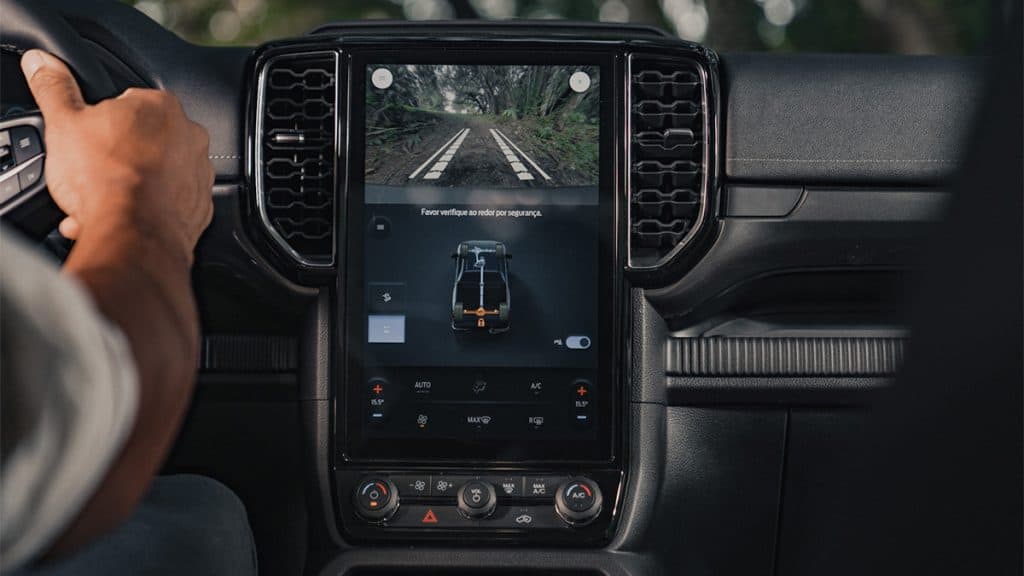 Painel da nova Ford Ranger enquanto pessoa dirige