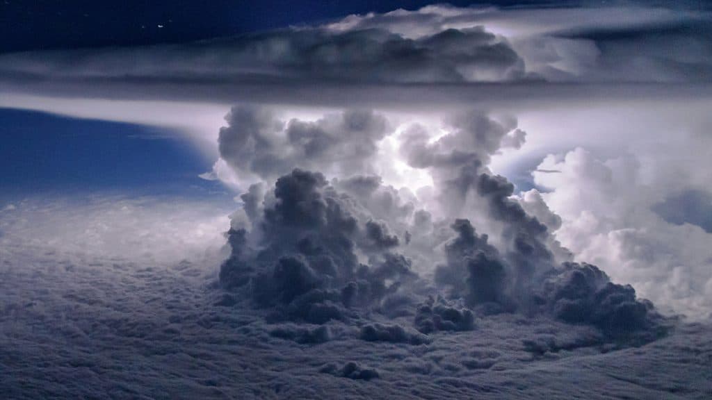 Imagem de nuvens e raios durante tempestade a noite