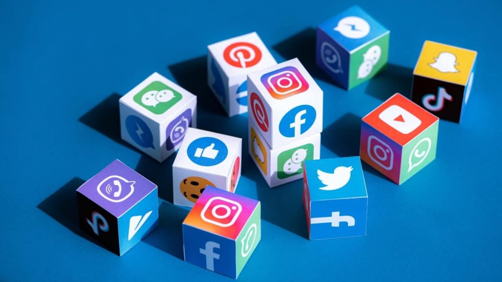 Cubos com ícones das redes sociais