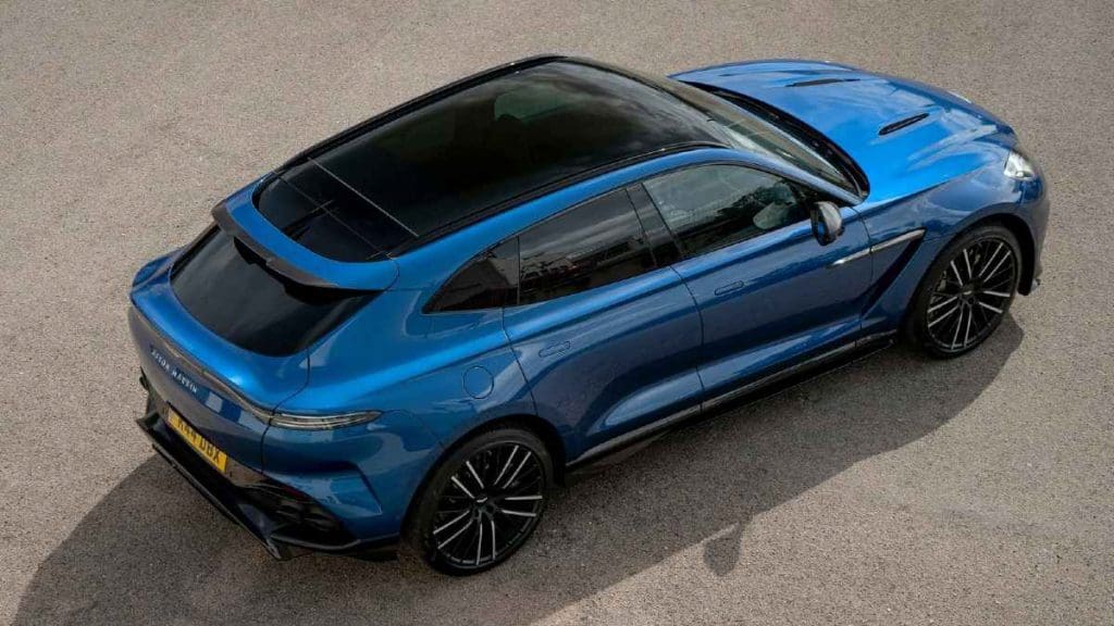 Visão de cima da traseira do SUV Aston Martin DBX 707