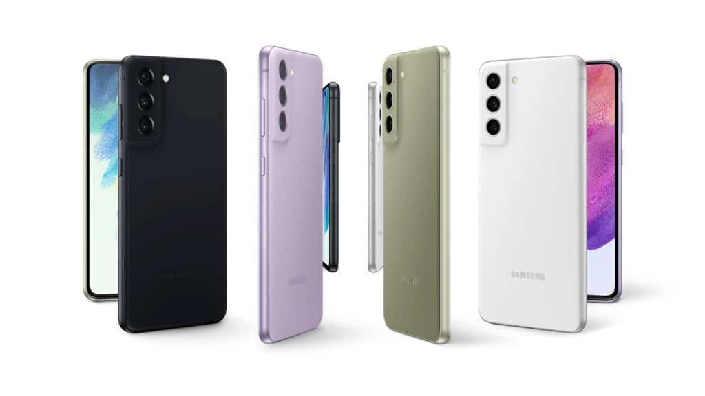 Parte da frente e de trás de modelos de várias cores do Galaxy S21 FE da Samsung