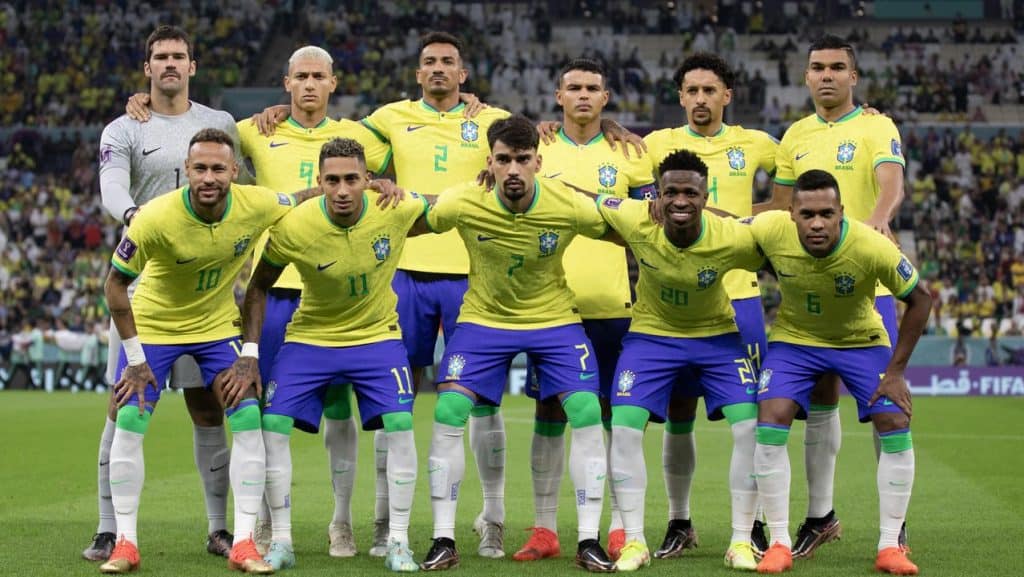 jogadores da seleção brasileira posando para foto
