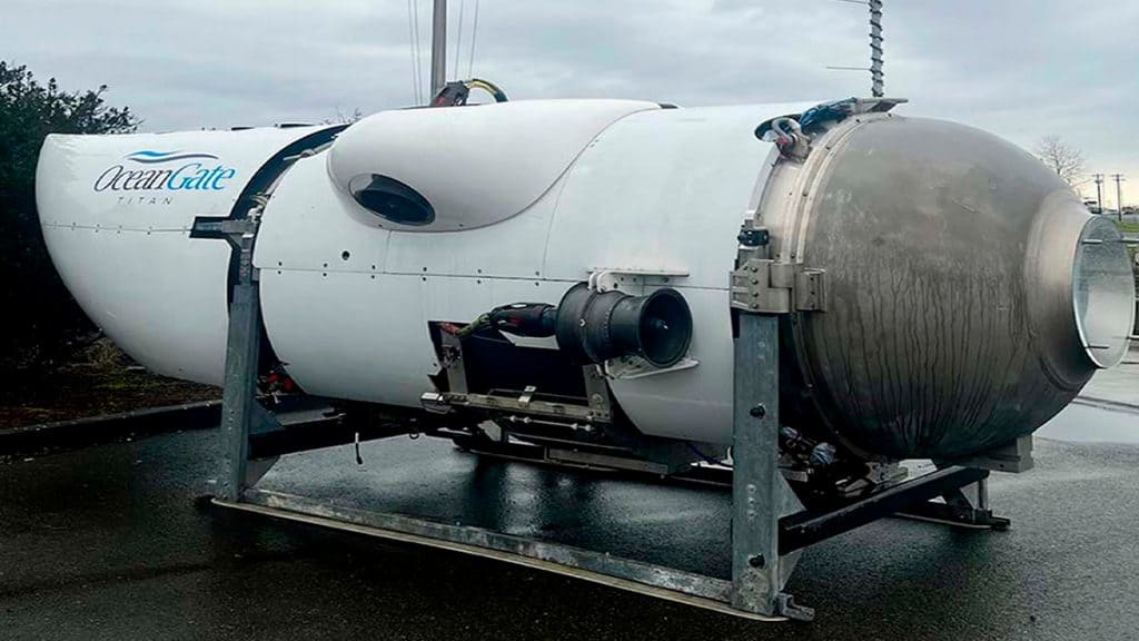 Submarino Titan, da OceanGate, fora da água, meio de lado