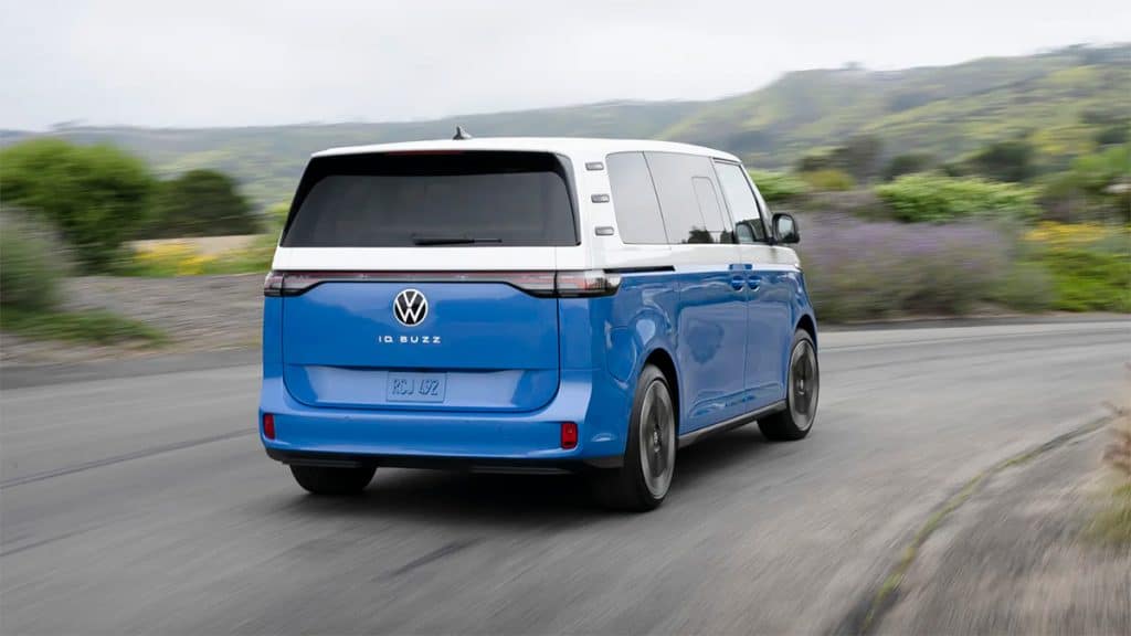 Traseira da nova Kombi enquanto alguém a dirige numa estrada