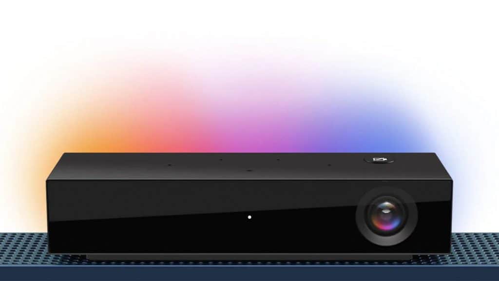Webcam Sky Live ligada com luzes coloridas atrás