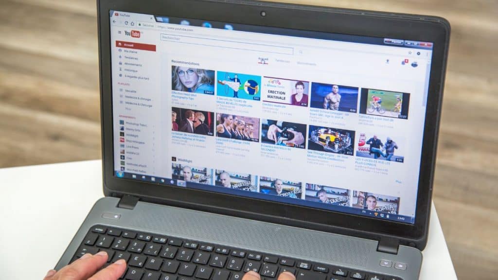 Tela de Notebook com Yutube Music aberto