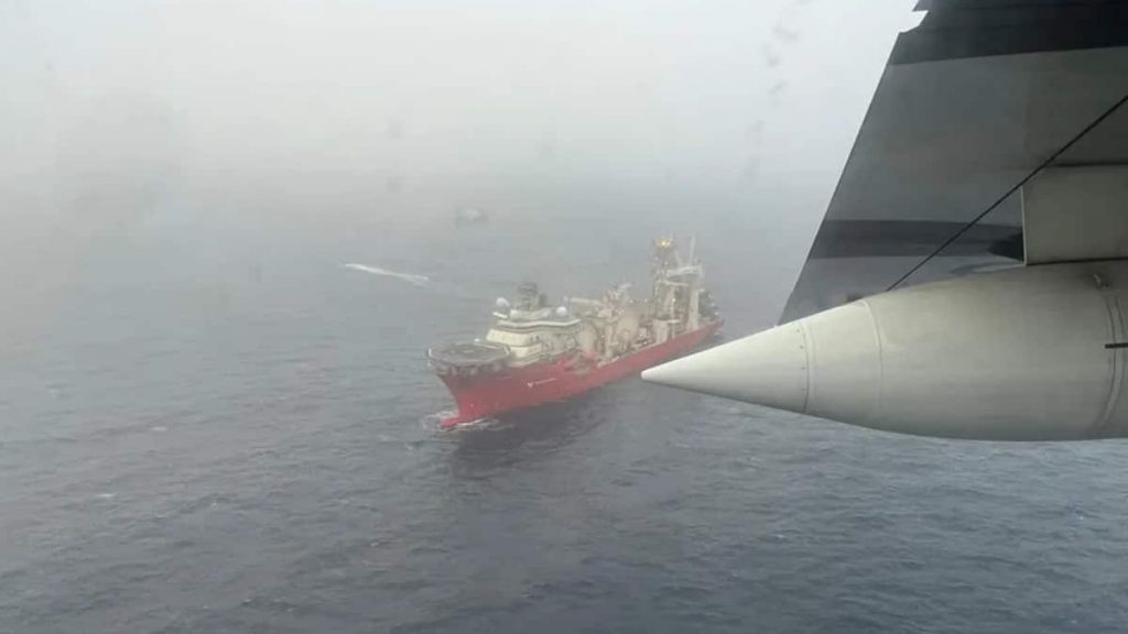 Visão aérea de navio da Guarda Costeira dos EUA em operação de busca pelo submarino perto do Titanic