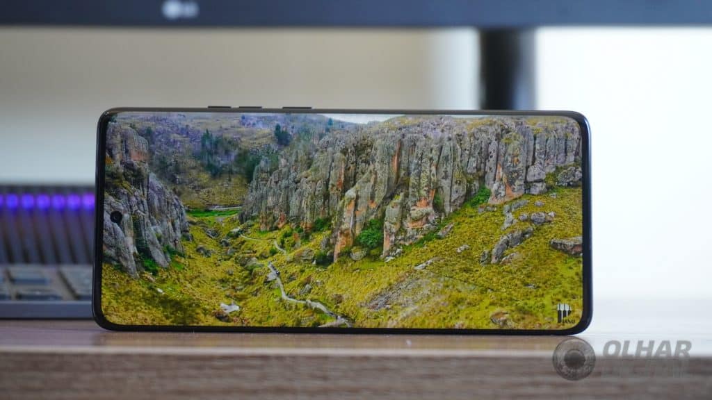Motorola Edge 40 tem tela pOLED de 144 Hz (Imagem: André Fogaça/Olhar Digital)