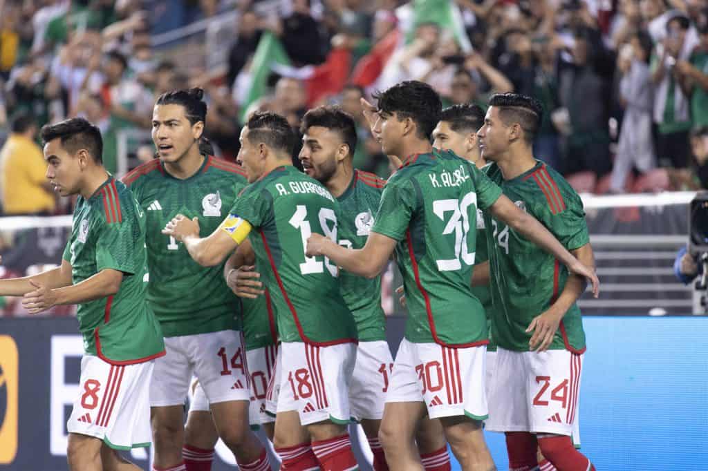 jogadores mexicanos abraçados