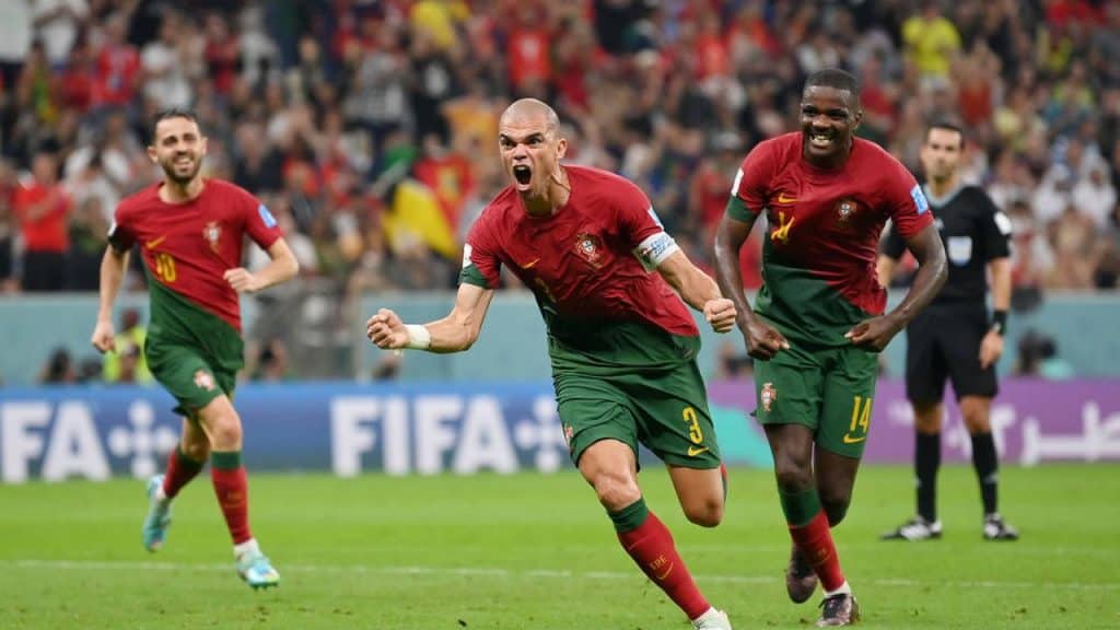 jogadores da seleção portuguesa comemorando gol
