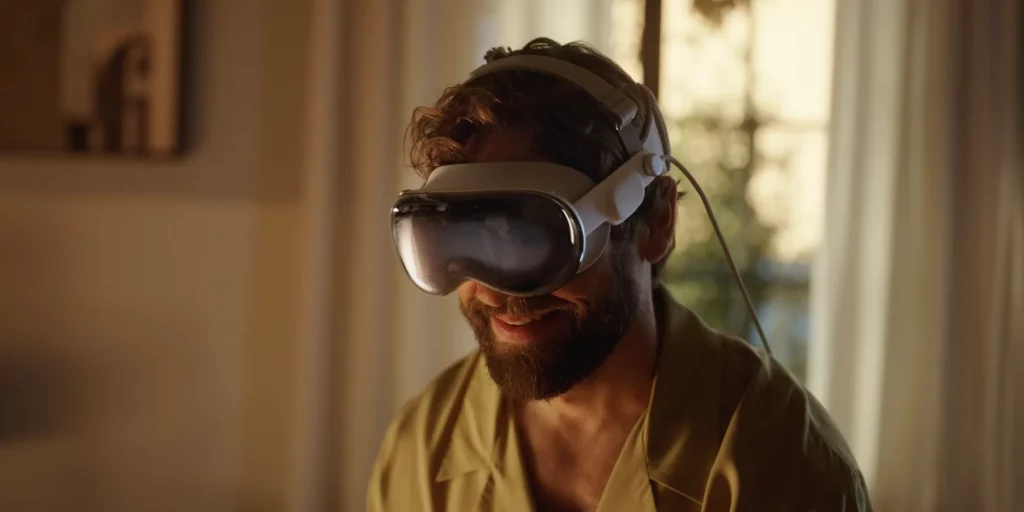 Homem usando o Apple Vision Pro