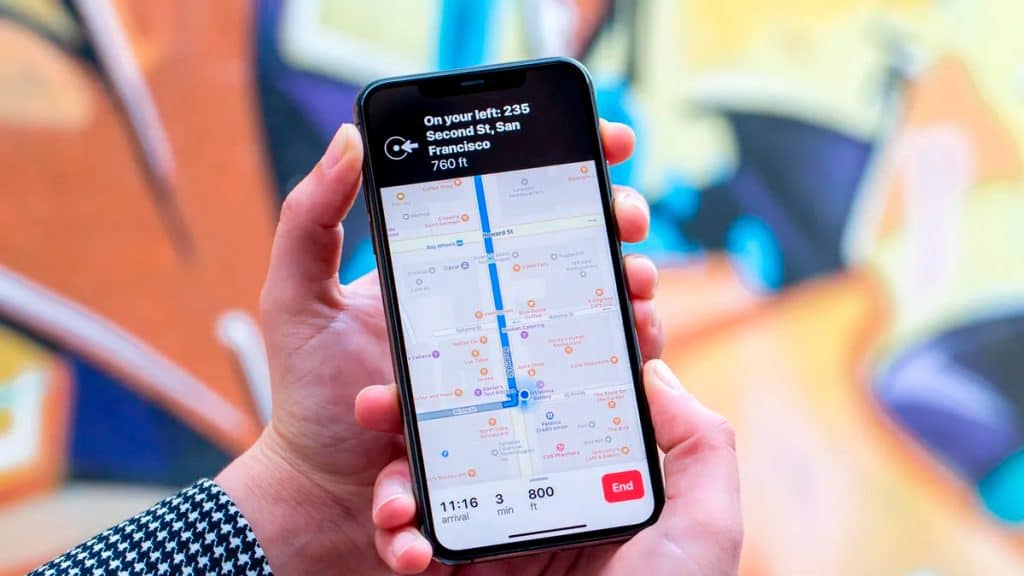 Pessoa segurando iPhone com Apple Maps aberto