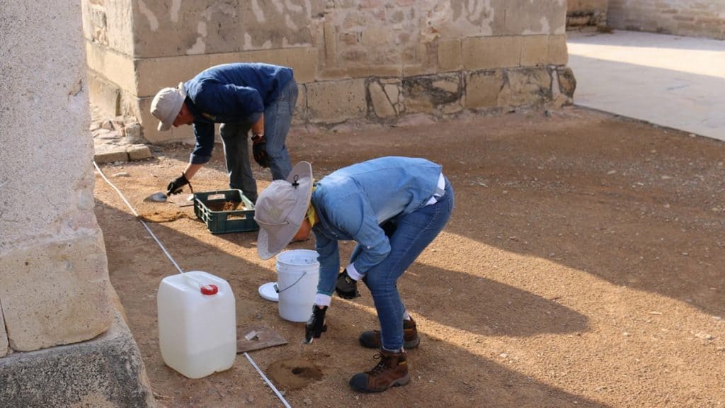 Arqueólogos em igreja com labirinto embaixo no México