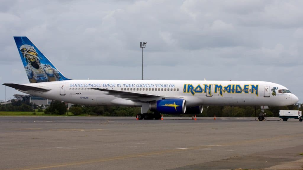 Ed Force One Boeing 757 na pista de um aeroporto
