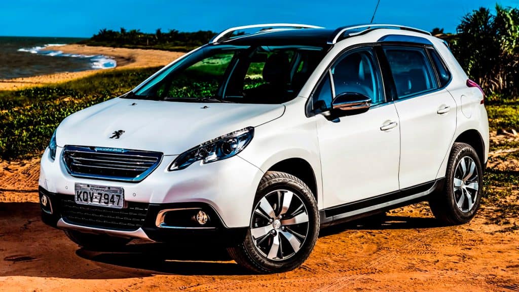 Visão da frente e lateral do Peugeot 2008 Allure 2016, um dos carros usados bons por até R$ 50 mil