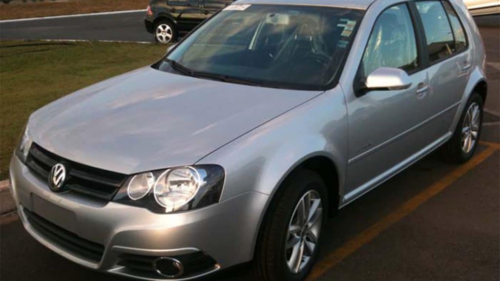 Visão da frente e lateral do Volkswagen Golf 1.6 Sportline 2012, um dos carros usados bons por até R$ 50 mil