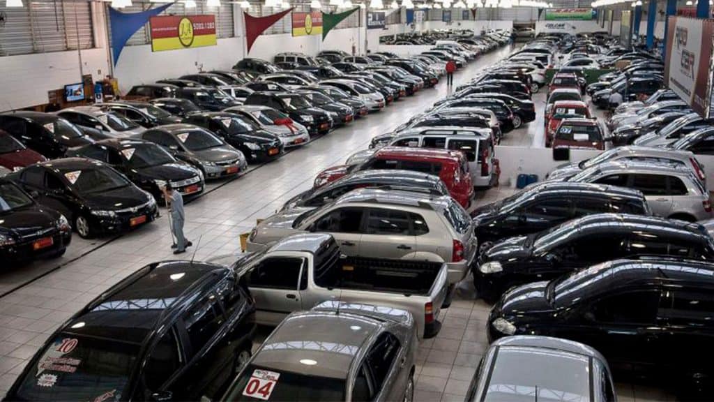 Concessionária cheia de carros para vender