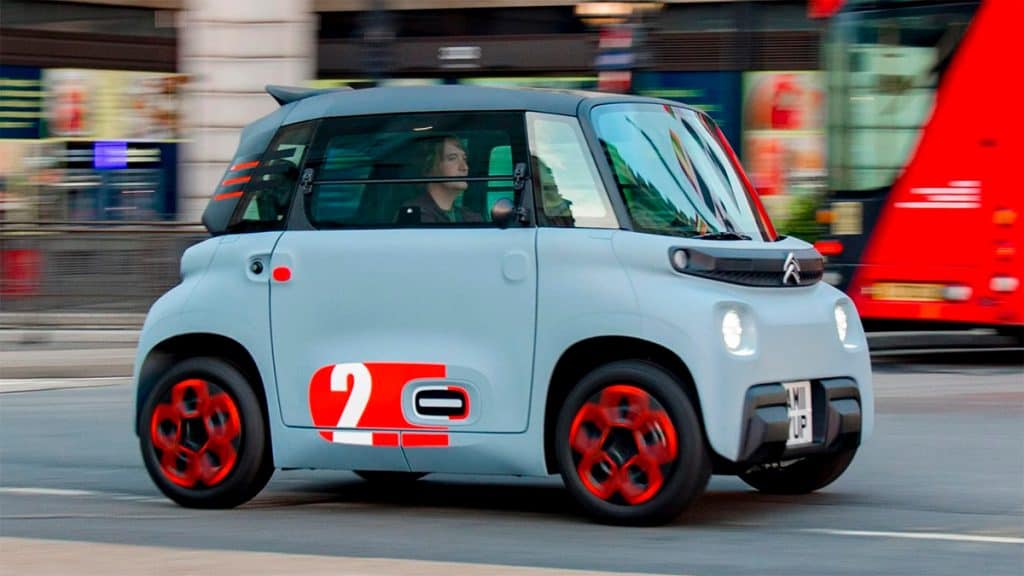 Homem dirigindo Citroën Ami na rua