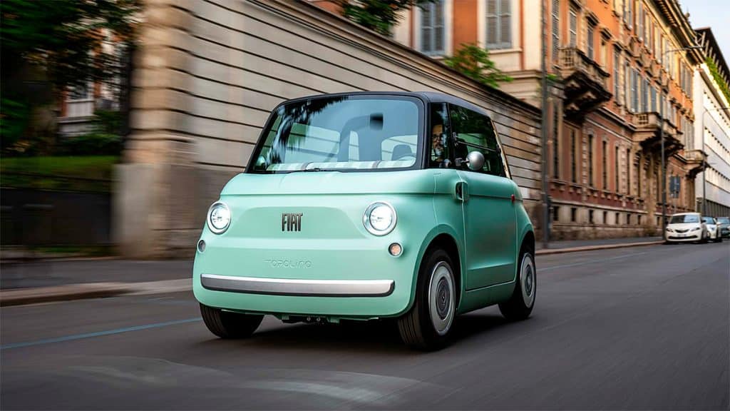 Pessoa dirigindo Fiat Topolino na rua
