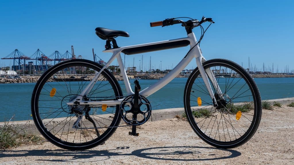 E-bike Chord, da Urtopia, com porto e oceano ao fundo