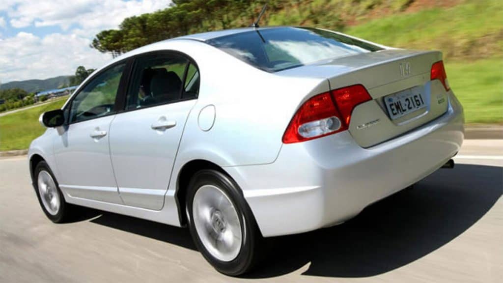 Visão da traseira do Honda Civic 1.8 LXL 2011, um dos carros usados bons por até R$ 50 mil, andando numa rodovia