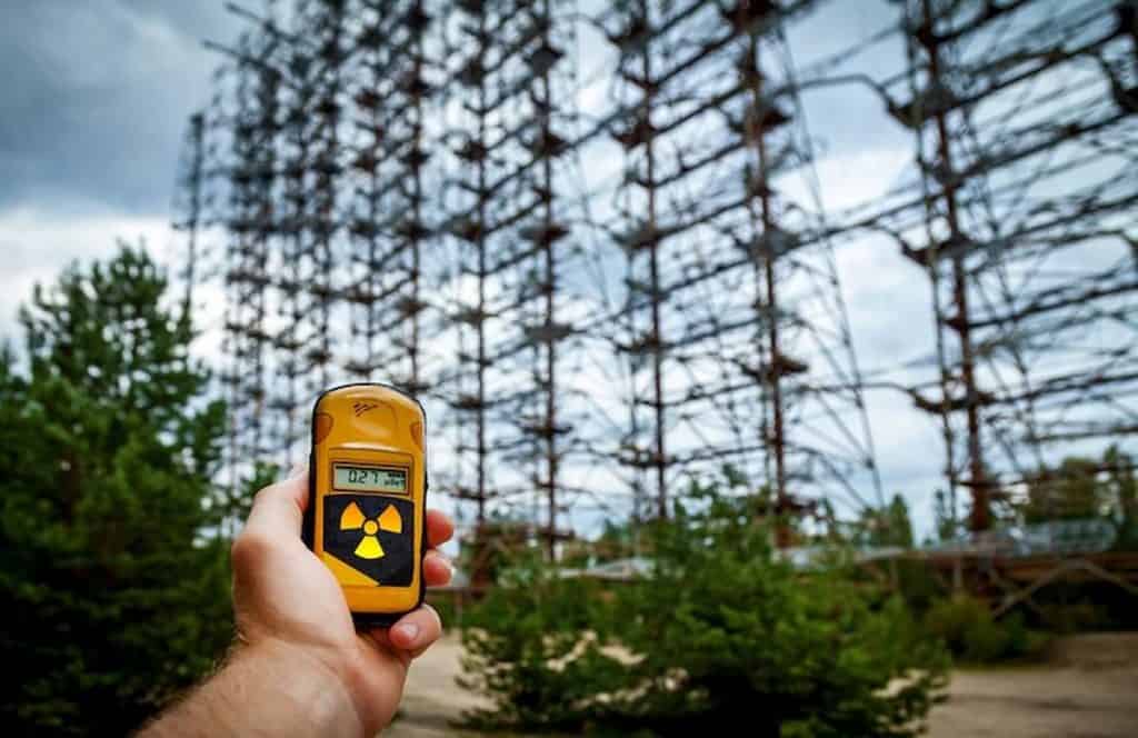 O que é radiação? Entenda seus tipos e o que ela faz no corpo humano Raio-x, raios UV, micro-ondas, rádio… sempre ouvimos falar em energias invisíveis que possuem os mais diversos usos, efeitos e riscos. Mas, afinal, você sabe o que é radiação? Dosímetro (aparelho de medição de radiação ionizante). Foto: Oleg0/Freepik
