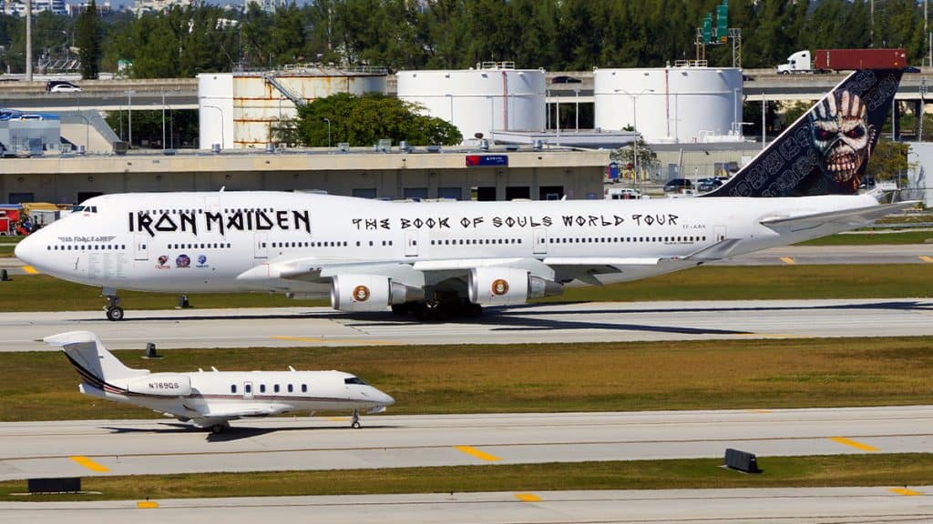 Avião do Iron Maiden e jatinho particular em aeroporto