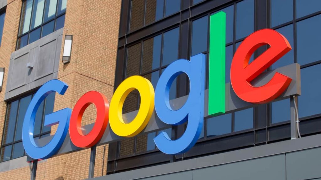 Letreiro do Google em fachada de prédio da empresa