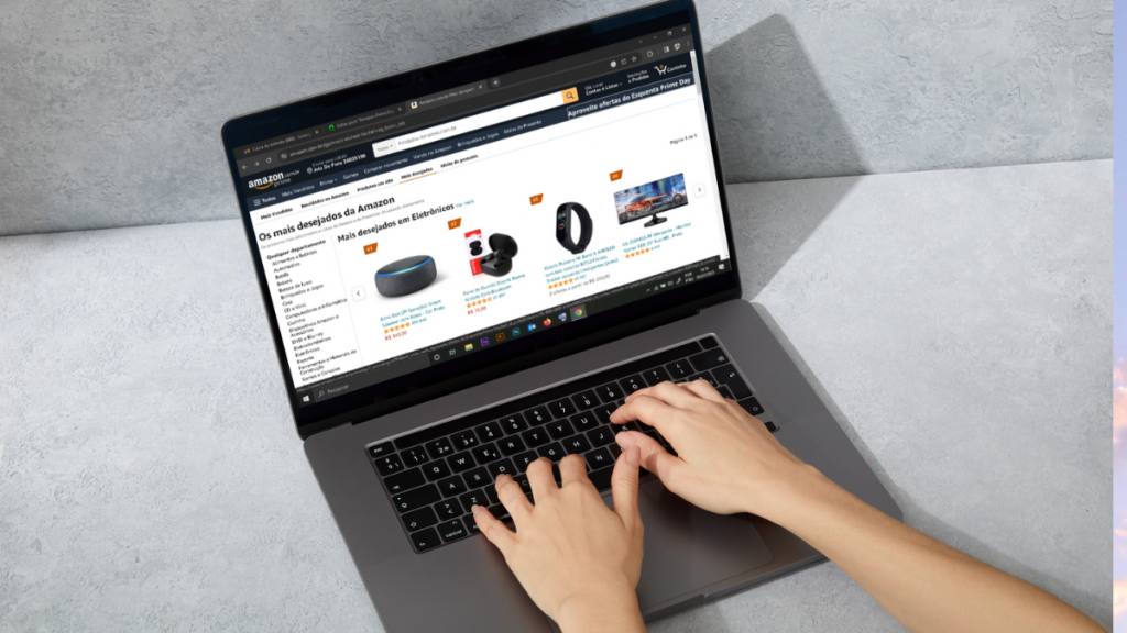 Imagem mostrando notebook com a tela da Amazon aberta