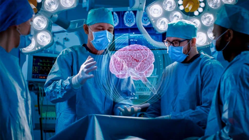 Médico e enfermeiros durante cirurgia com holograma de cérebro logo acima paciente sendo operado