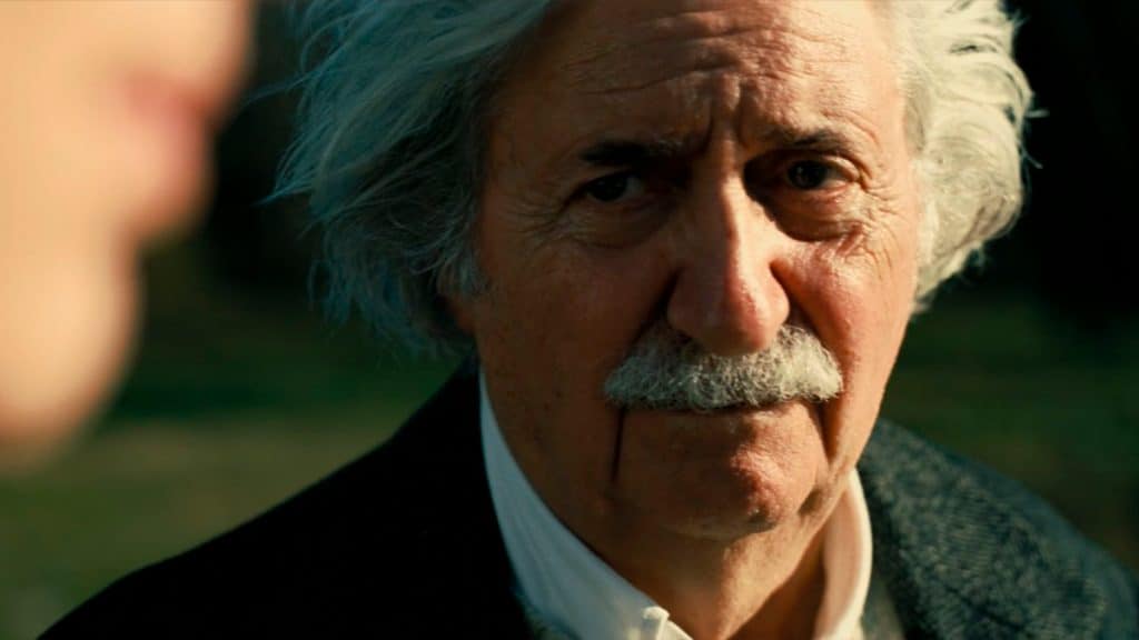 Cena de Oppenheimer com Albert Einstein, interpretado por Tom Conti