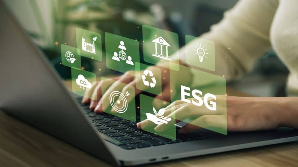 Pessoa digitando e símbolos de sustentabilidade em arte com transparência verde