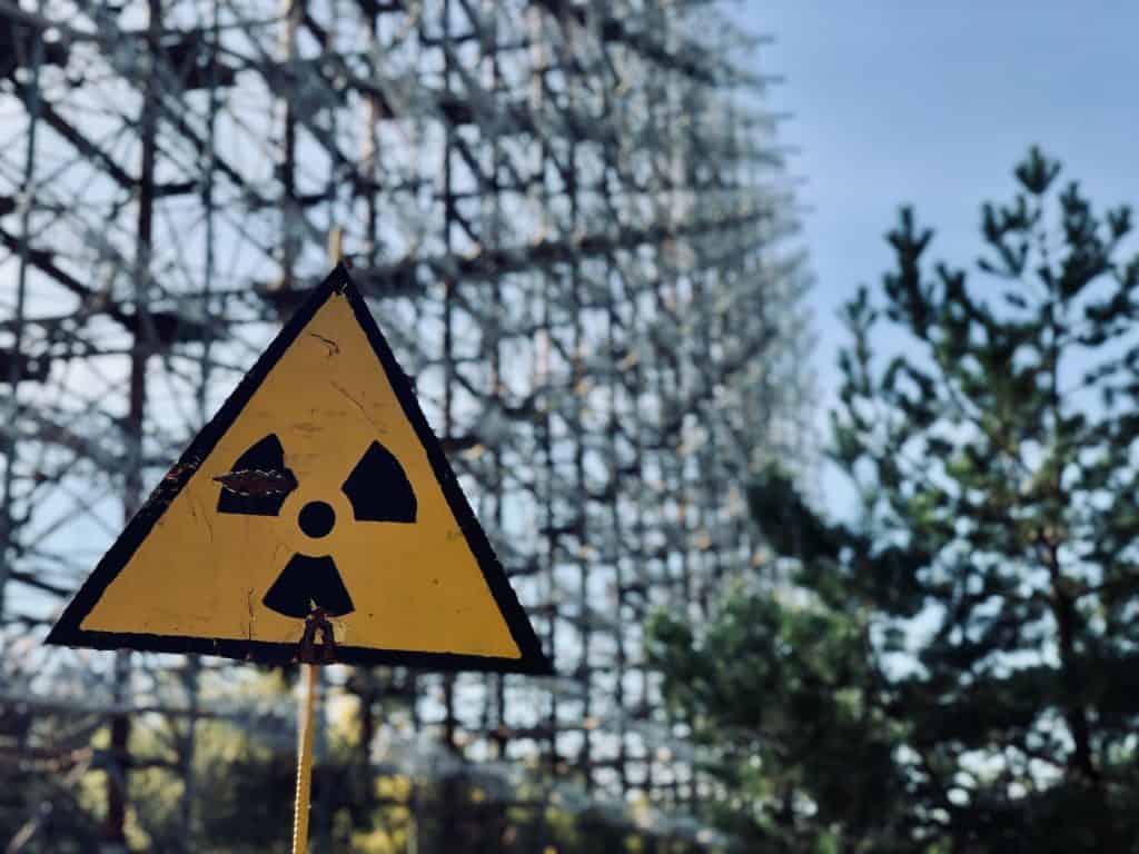 Placa de radiação em Pripyat (Chernobil). Foto: Vladyslav Cherkasenko/Unsplash