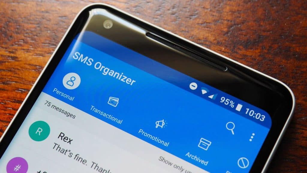 Celular Android com aplicativo de SMS aberto